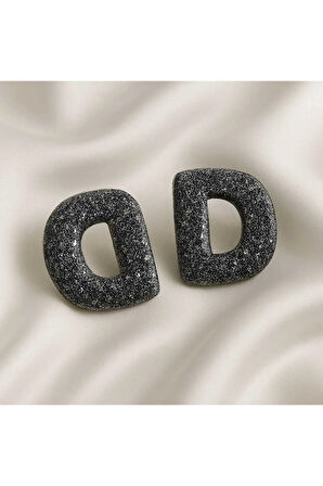 Simli Siyah ‘D’ Harf Formlu El Yapımı Polimer Kil Küpe | Modern ve Cesur Tasarım