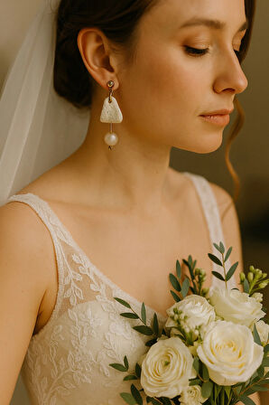 Éloria - Altın Detaylı El Yapımı Polimer Kil ve İncili Gelin Küpesi | Zarif ve Modern Tasarım