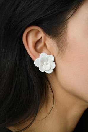 Fleur de Éclat Simli Beyaz Çiçek Formlu El Yapımı Küpe