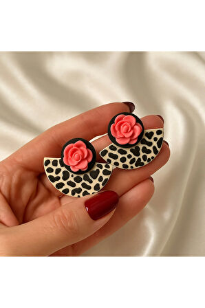 Helia – El Yapımı Leopar Desenli Gül Detaylı Küpe | Lu Atelier