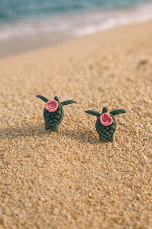 El Yapımı Rosa Marina Kaplumbağa ve Pembe Gül Detaylı Küpe