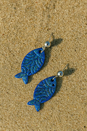 Marina El Yapımı Balık Figürlü Polimer Kil Küpe – Mavi & Kırmızı Renk Seçenekleri, Işıltılı