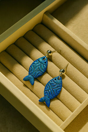 Marina El Yapımı Balık Figürlü Polimer Kil Küpe – Mavi & Kırmızı Renk Seçenekleri, Işıltılı