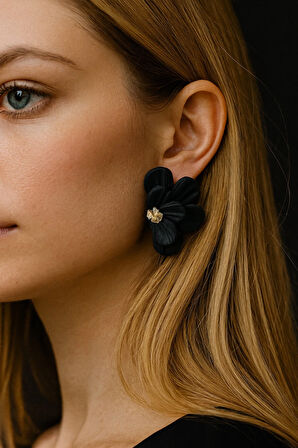 Mira Siyah Çiçek Formlu El Yapımı Tasarım Küpe – Altın Detaylı, Zarif & Modern