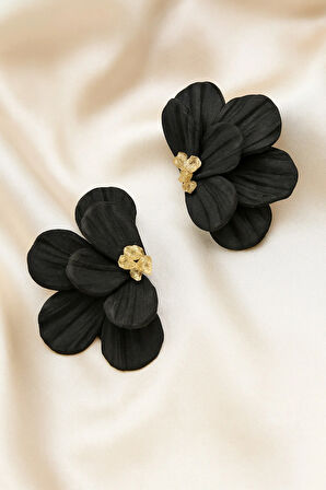 Mira Siyah Çiçek Formlu El Yapımı Tasarım Küpe – Altın Detaylı, Zarif & Modern