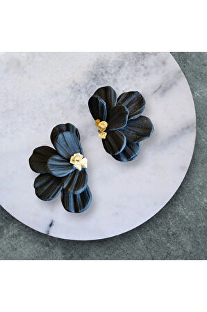 Mira Siyah Çiçek Formlu El Yapımı Tasarım Küpe – Altın Detaylı, Zarif & Modern