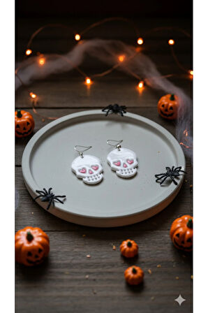Skull Amour El Yapımı Polimer Kil Küpe – Kalp Gözlü Kafatası Tasarım – Gotik & Sevimli Konsept Küpe