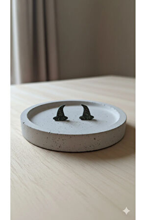 Midnight Witch El Yapımı Polimer Kil Küpe – Siyah Simli Şapka Tasarım