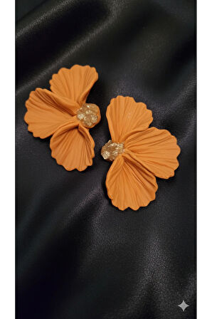 Camélia El Yapımı Polimer Kil Küpe – Turuncu Çiçek Tasarım – Altın Detaylı Zarif Model