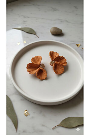 Camélia El Yapımı Polimer Kil Küpe – Turuncu Çiçek Tasarım – Altın Detaylı Zarif Model