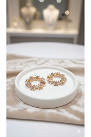 Cléa El Yapımı Işıltılı Küpe – Renkli Taş Detaylı Altın Halka Model – Şık ve Zarif Tasarım