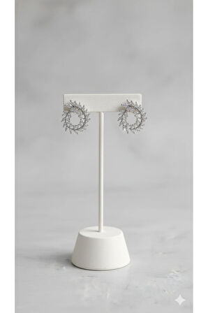 Celestia Işıltılı Taş Küpe – Gümüş Renkli El Yapımı Zarif Model – Klasik ve Şık Tasarım