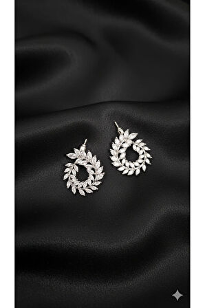 Celestia Işıltılı Taş Küpe – Gümüş Renkli El Yapımı Zarif Model – Klasik ve Şık Tasarım