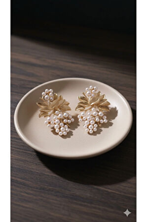 Vignette İncili Yaprak Küpe – Altın Renkli El Yapımı Zarif Model – Klasik ve Şık Tasarım