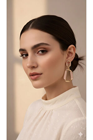 Élora Pembe Altın Detaylı Minimal Küpe – Zarif Modern Tasarım – Günlük ve Özel Kullanıma Uygun