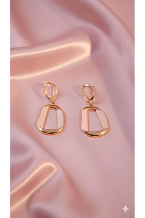 Élora Pembe Altın Detaylı Minimal Küpe – Zarif Modern Tasarım – Günlük ve Özel Kullanıma Uygun