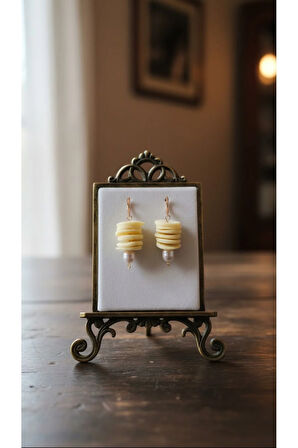 Ivory Pearl El Yapımı Polimer Kil Küpe – Krem Spiral Form ve İnci Detaylı