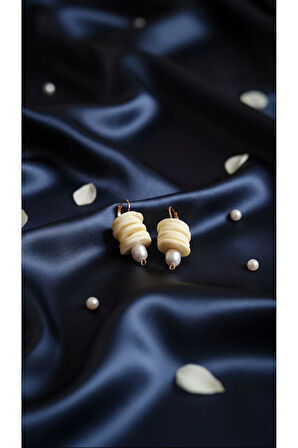 Ivory Pearl El Yapımı Polimer Kil Küpe – Krem Spiral Form ve İnci Detaylı