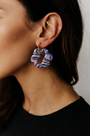 Bleu Améthyste – El Yapımı Mor & Lacivert Halkalı Küpe | Altın Detaylı Zarif Tasarım