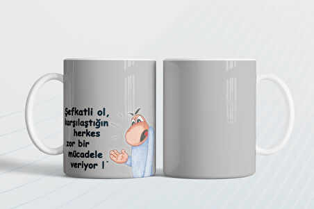 Karşılaştığın herkes zor bir mücadele veriyor ! Şefkatli ol Hediye Kupa Love Bug-T