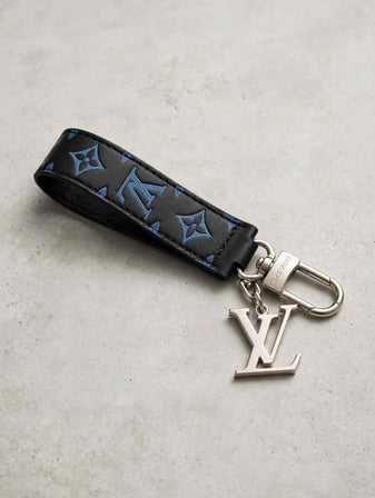 MONOGRAM DESENLİ ANAHTARLIK