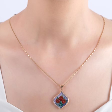 0.21 Karat Pırlanta Gül Desenli Kolye, Doğal Pırlanta, Mücevher Sertifikalı, Sarı Altın