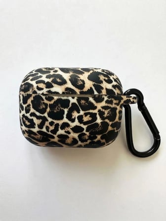 AirPods 1 ve 2 Uyumlu Leopar Desenli Silikon Kulaklık Kılıfı - Siyah Metal Kancalı Darbe Emici Koruyucu Kılıf Kapak