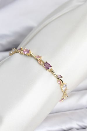 Pirinç Gold Renk Pembe ve Mor Zirkon Taşlı Çiçek Model Kadın Bileklik - Lisinya