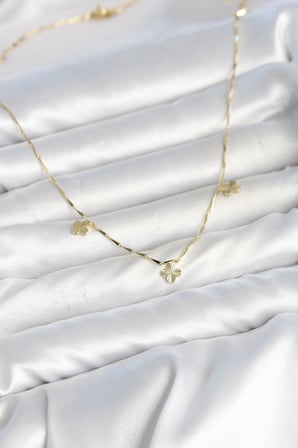 Pirinç Minimal Gold Renk Yonca Model Kadın Kolye - Lisinya