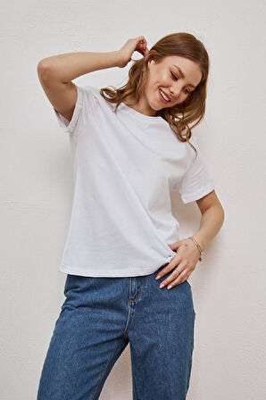Kadın Beyaz Bisiklet Yaka Pamuklu Oversize T-shirt Lkr10242
