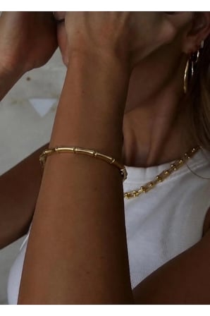 Bambu Dokulu Kelepçe Bileklik – 14K Gold Renk Kararmaz Çelik Old Money Kadın Bilekliği