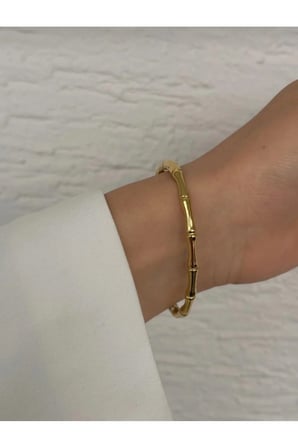 Bambu Dokulu Kelepçe Bileklik – 14K Gold Renk Kararmaz Çelik Old Money Kadın Bilekliği
