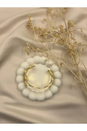 Altın Renk Modern Oval Plaka Detaylı Kadın Bileklik – Ayarlanabilir Şık Metal Bilezik