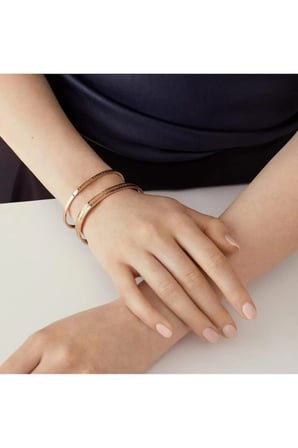 DW Yazı Baskılı Rose Gold Renk Çelik Kelepçe Bileklik – Kararmaz Paslanmaz Şık Tasarım Minimal Kadın Takı
