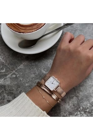 DW Yazı Baskılı Rose Gold Renk Çelik Kelepçe Bileklik – Kararmaz Paslanmaz Şık Tasarım Minimal Kadın Takı