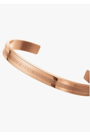 DW Yazı Baskılı Rose Gold Renk Çelik Kelepçe Bileklik – Kararmaz Paslanmaz Şık Tasarım Minimal Kadın Takı
