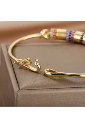 Altın Renkli Taşlı Kelepçe Bileklik - Renkli Zirkon Taşlı Düğüm Detaylı Kelepçe Bileklik – Gold Renk Kararmaz Çelik Lüks Ayarlanabilir Kadın Takı