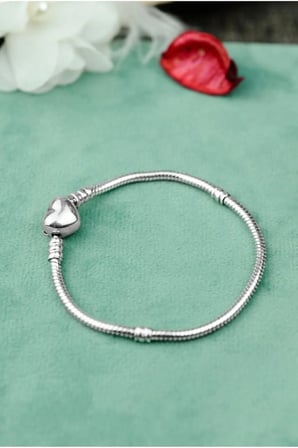 Sade Kalp Klipsli Yılan Zincir Charm Bileklik – Gümüş Renk Kararmaz Çelik Minimalist Kadın Bileklik