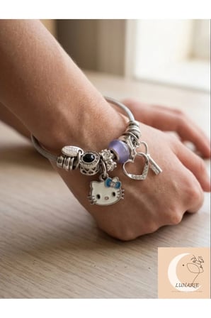 Hello Kitty Figürlü Dolu Charm Kelepçe Bileklik – Gümüş Renk Kararmaz Çelik Y2K Kadın Bilekliği