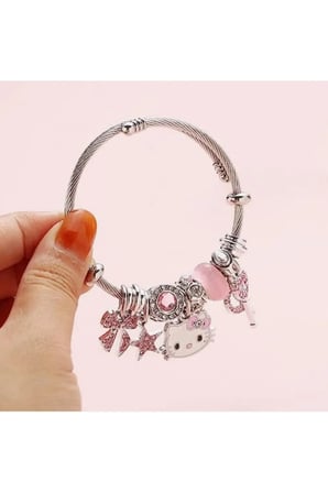 Pembe Hello Kitty Figürlü Dolu Charm Kelepçe Bileklik – Gümüş Renk Kararmaz Çelik Özel Kutulu Bileklik