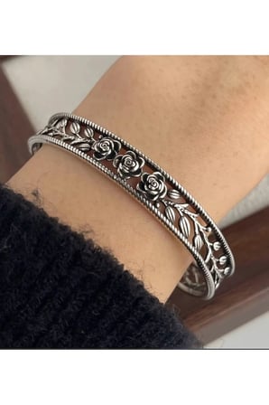 Gümüş Antik Gül Çiçek Kelepçe Bileklik - Oksitli Gül ve Yaprak Motifli Kelepçe Bileklik – Gümüş Renk Kararmaz Çelik Vintage Ayarlanabilir Kadın Takı