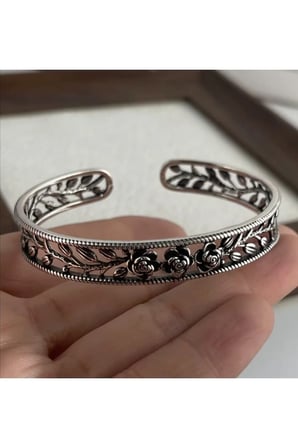 Gümüş Antik Gül Çiçek Kelepçe Bileklik - Oksitli Gül ve Yaprak Motifli Kelepçe Bileklik – Gümüş Renk Kararmaz Çelik Vintage Ayarlanabilir Kadın Takı