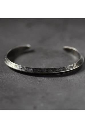 Antik İşlemeli Oksitli Kelepçe Bileklik – Gümüş Renk Kararmaz Çelik Piramit Kesim Unisex Bohem Takı