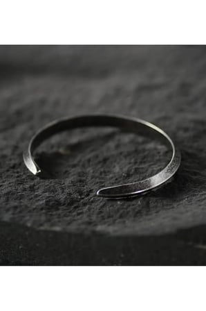 Antik İşlemeli Oksitli Kelepçe Bileklik – Gümüş Renk Kararmaz Çelik Piramit Kesim Unisex Bohem Takı