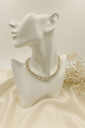 Altın Renk Işıltılı Taşlı Choker Kolye – Zarif, Işıltılı ve Şık Tasarım