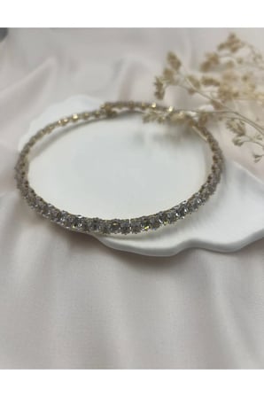Altın Renk Işıltılı Taşlı Choker Kolye – Zarif, Işıltılı ve Şık Tasarım