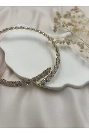 Altın Renk Işıltılı Taşlı Choker Kolye – Zarif, Işıltılı ve Şık Tasarım