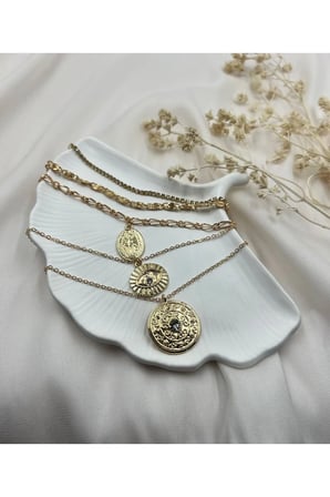Altın Renk 3’lü Madalyon Kolye Seti – Vintage, Işıltılı ve Şık Tasarım Üçlü Kolye