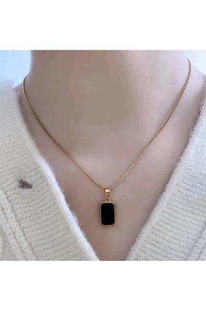 Siyah Taşlı Dikdörtgen Kolye – 14K Gold Kararmaz Çelik Vintage Minimal Kadın Kolyesi