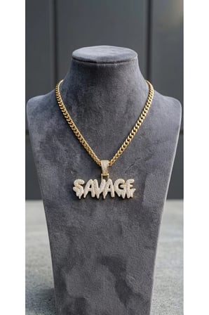 Savage Yazılı İced Out Kolye – 14K Gold Kararmaz Çelik Zirkon Taşlı Sokak Stili Unisex Kolye
